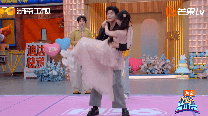 邓凯公主抱孔雪儿深蹲邓凯孔雪儿公主抱邓凯男友力直接爆棚！公主抱孔雪儿利落深蹲毫不