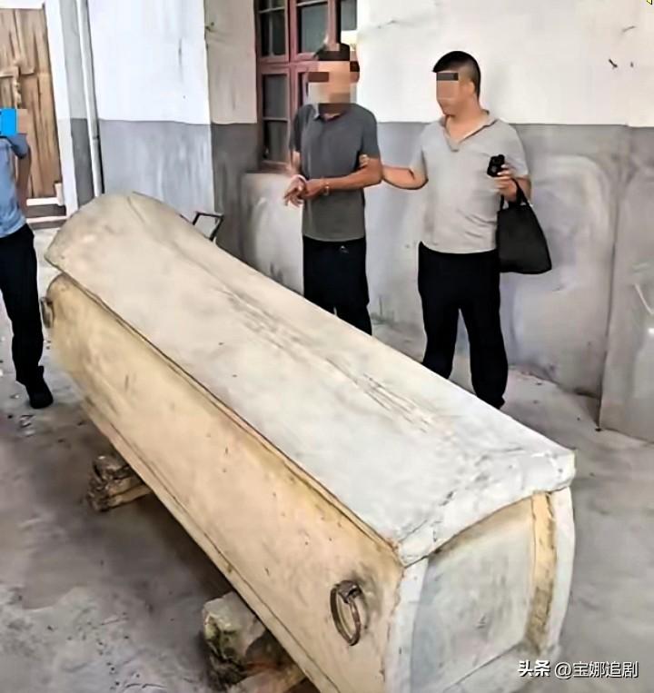 穷疯了？湖北老人放在猪圈8年的棺材，竟被人连夜偷走！
 
湖北通山，69岁陈老伯