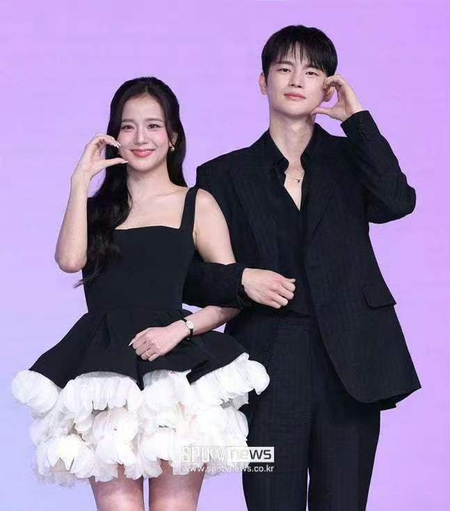 金智秀徐仁国发布会新闻图 金智秀徐仁国手挽手 金智秀徐仁国手挽手！ 