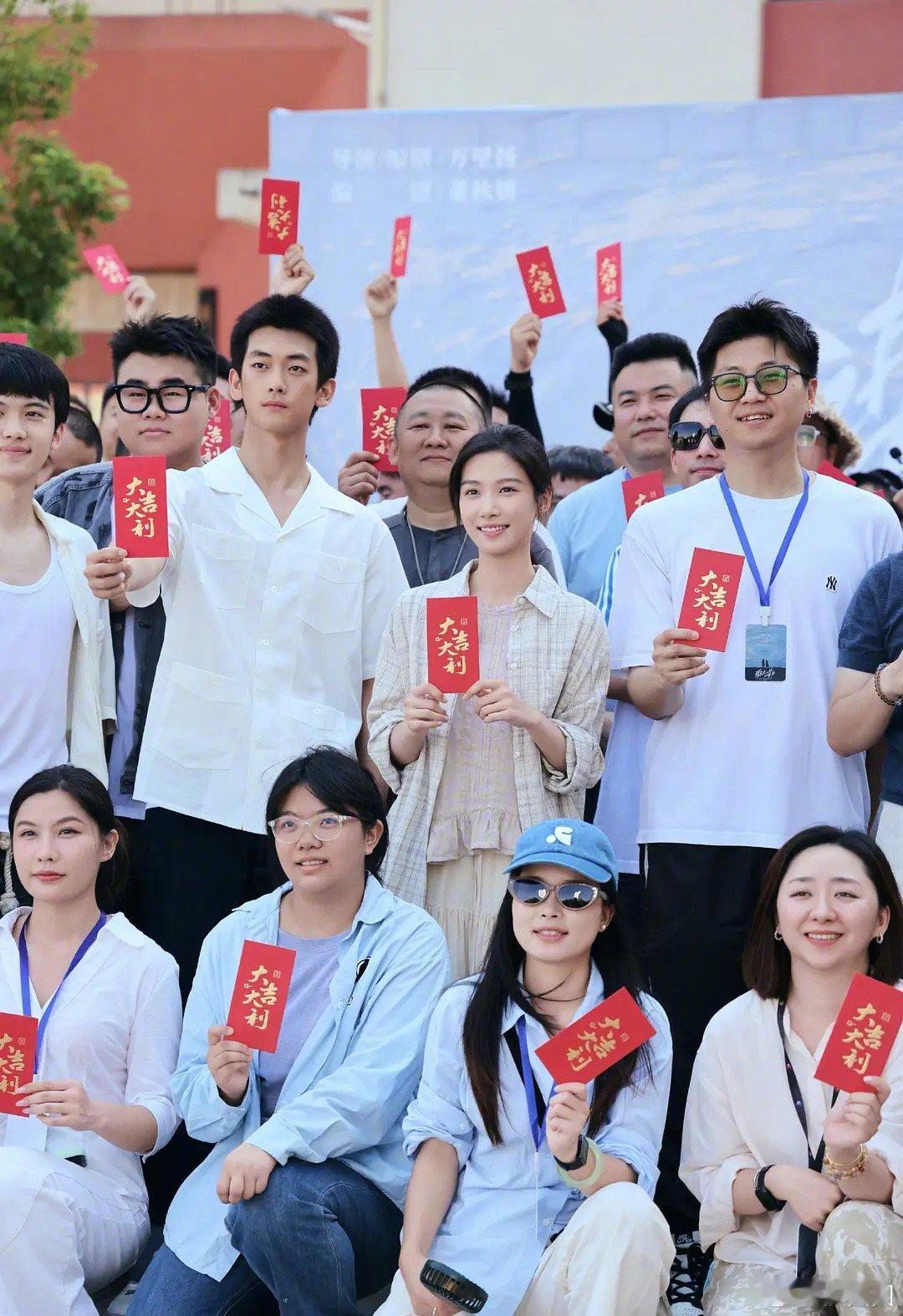 卢昱晓电影谋杀的告白开机路透，来看看状态怎么样～ 