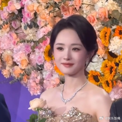 杨幂被大鹏夸的表情杨幂手机直拍原图杨幂被大鹏夸的表情！太萌啦！好会拍，杨幂好运！