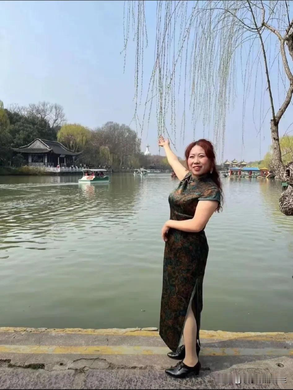 见网友结果发现年龄差了12岁[笑哭]
也不能让人家白来一趟，就带她随便逛一逛吧
