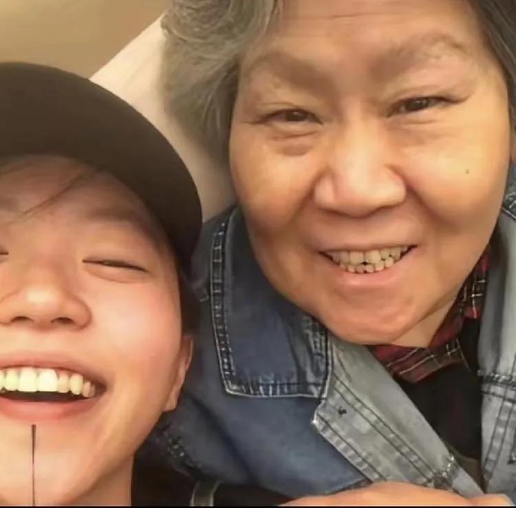 上帝为你关上一扇门，就会为你打开一扇窗。
窦唯的妈妈是个苦命人。早年带着一双未成