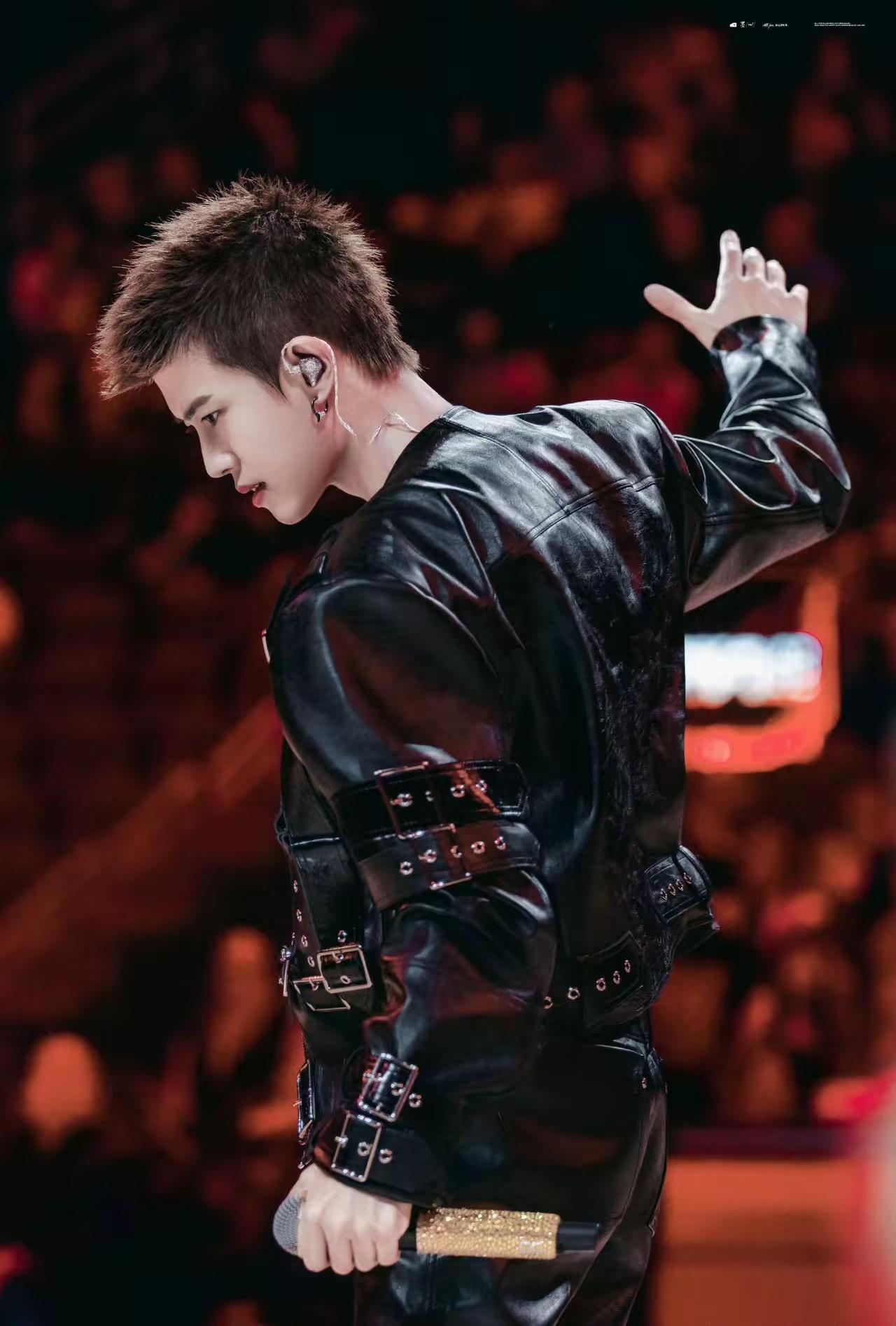 好有型！
这样子哪像36岁，好有少年感！