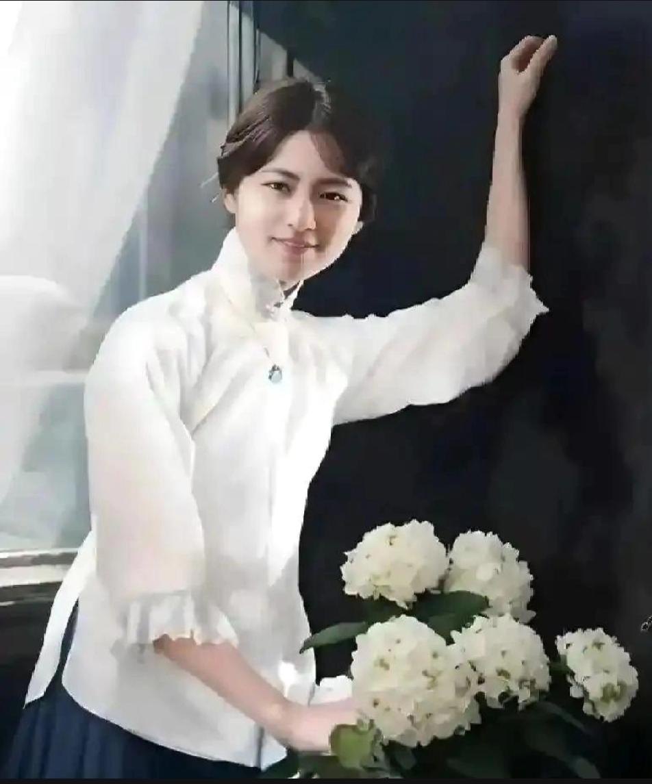 1955年春天，北京同仁医院，林徽因人生的最后时光。她瘦弱地靠在床头，微笑着调腮