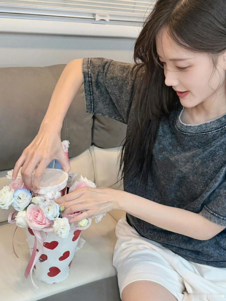 娱乐[超话]李一桐立秋晒奶茶花李一桐立秋奶茶花自拍 ​​​李一桐立秋晒奶茶花啦 