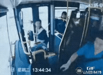 乘客擅自要求下车，而且不是在公交车站点，最后司机把车给她停下了，乘客下去之后又被