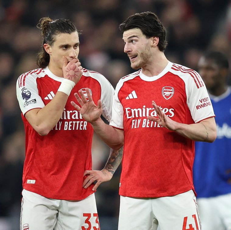 记者Simon Collings消息，德克兰·赖斯随阿森纳队前往伯恩茅斯。今天早