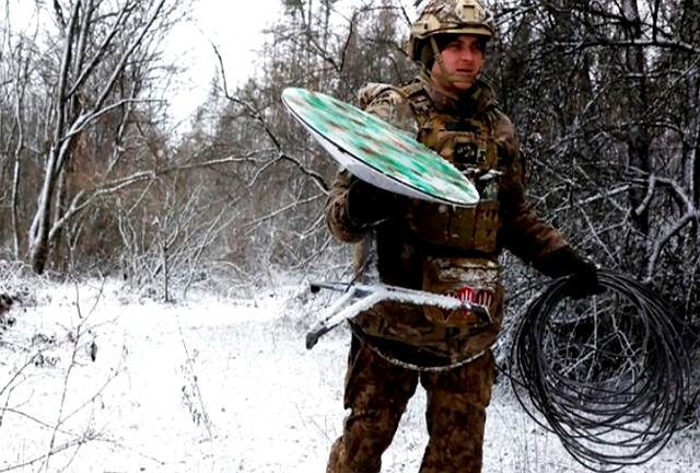 星链一断俄军就“失明”？被逼重拾拉线步话机方式，这仗打得太揪心
 
星链被掐断后