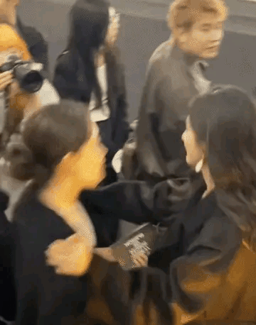 杨幂和张小斐，这就是顶峰相见的快乐，杨幂娇，张小斐宠，两个人在Vouge后台好一