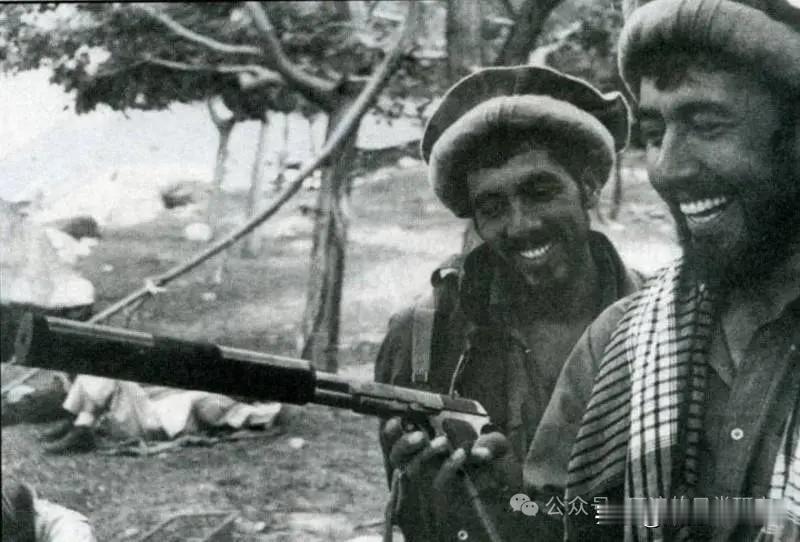 阿富汗反苏武装与带有消音器的托卡列夫手枪。