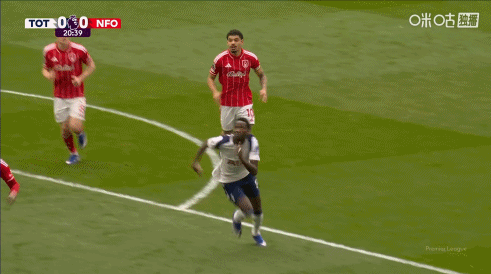 萨尔在带球过程中被蹭到脚面，奥利弗第一时间确认这不是点球。 