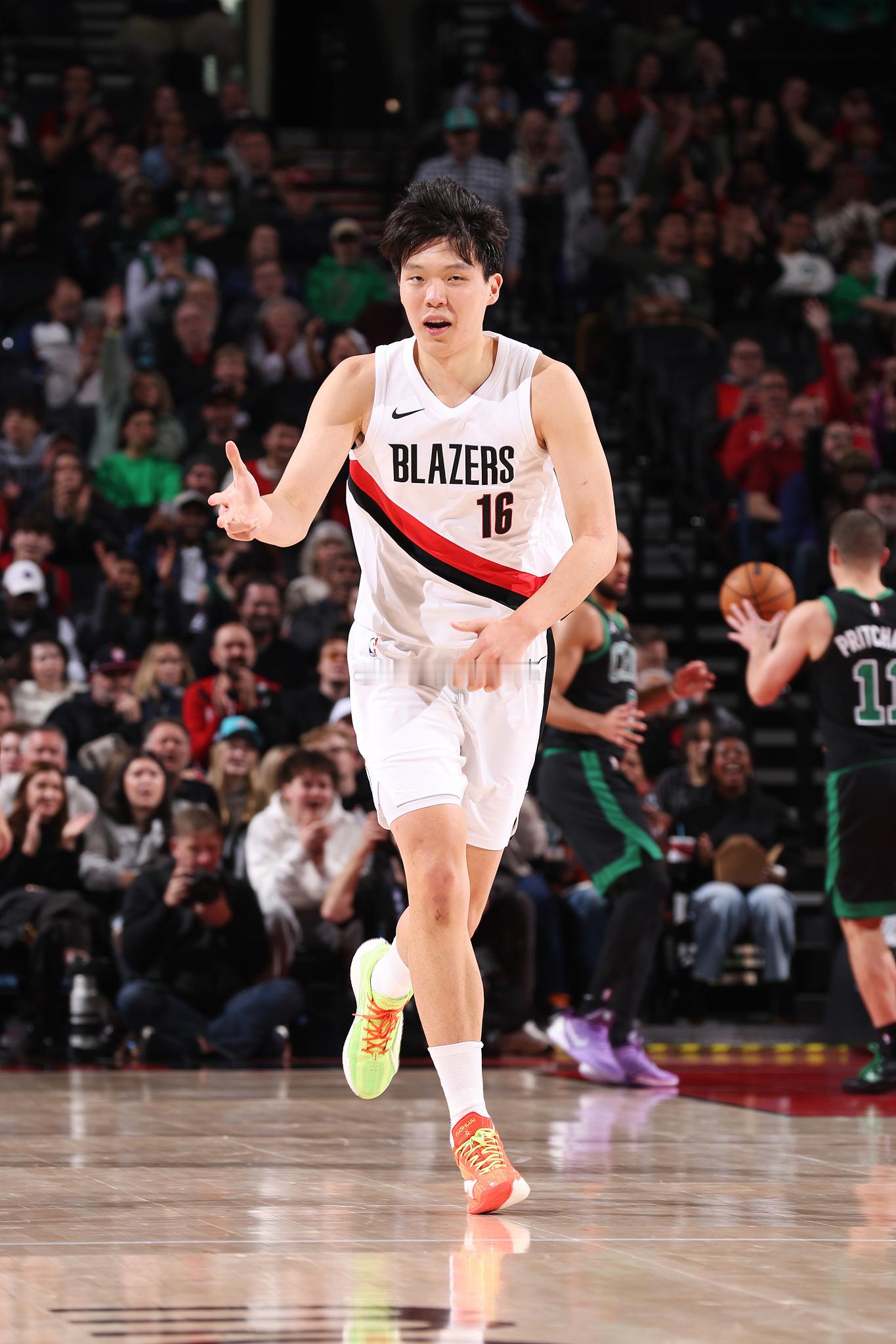 杨瀚森接锅三分 第二个三分球～鞋不错～ 