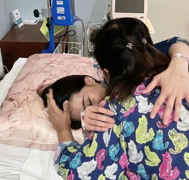 被指责时没哭，被罢免时没哭，却在监狱探视完父亲后，佩通坦再也撑不下去了，急诊室内