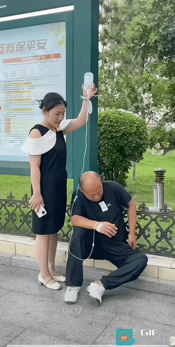 估计是闺女。闺女不错，让爹爹出来抽一根烟。俩人没有想到，让人还拍了个视频。
生了