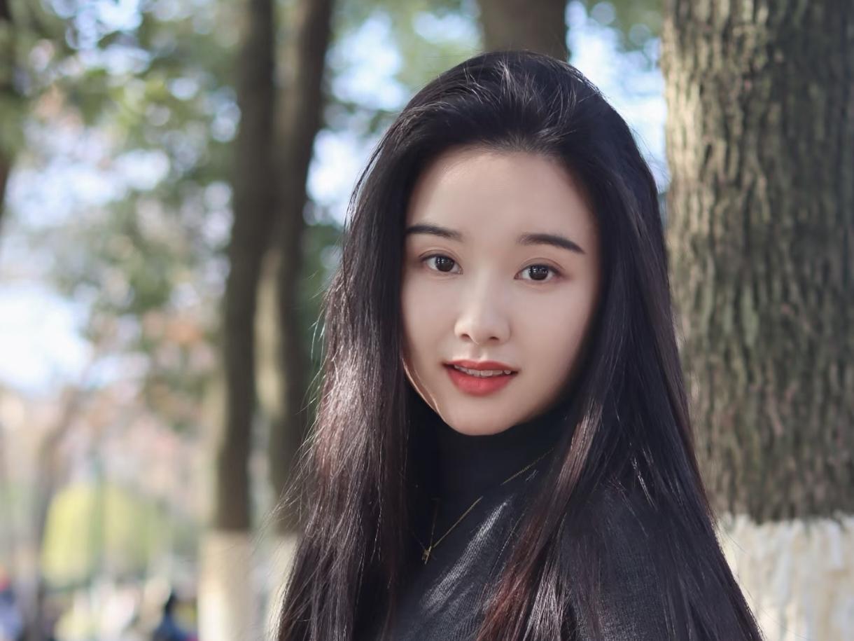 沁园春·秋径佳人
 
秋入林蹊，叶坠阶痕，风软树阴。看长堤凝翠，寒梢弄影；残黄铺