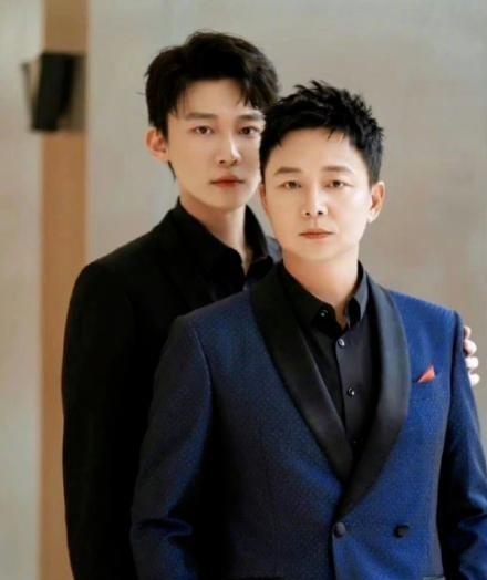 2001年，刘奕君拍戏回到家中，妻子吕梓媛冷着脸说，“我们离婚吧，一年到头不在家