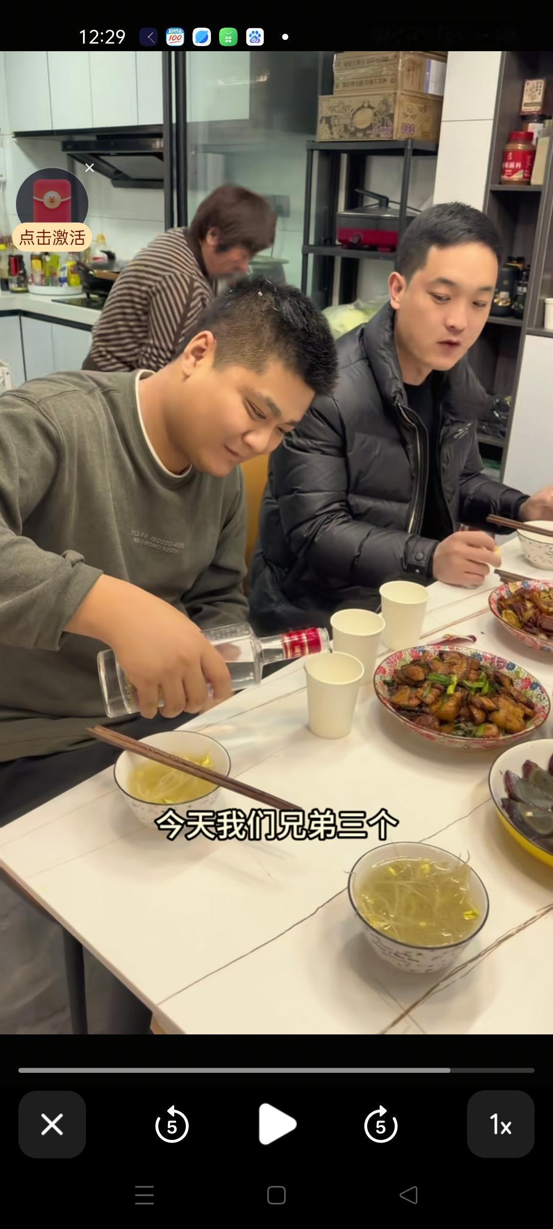 原来朱进的老家是泗洪，朱进的妈妈带着满满回到老家以后，朱进的大姐又想满满了 ，然