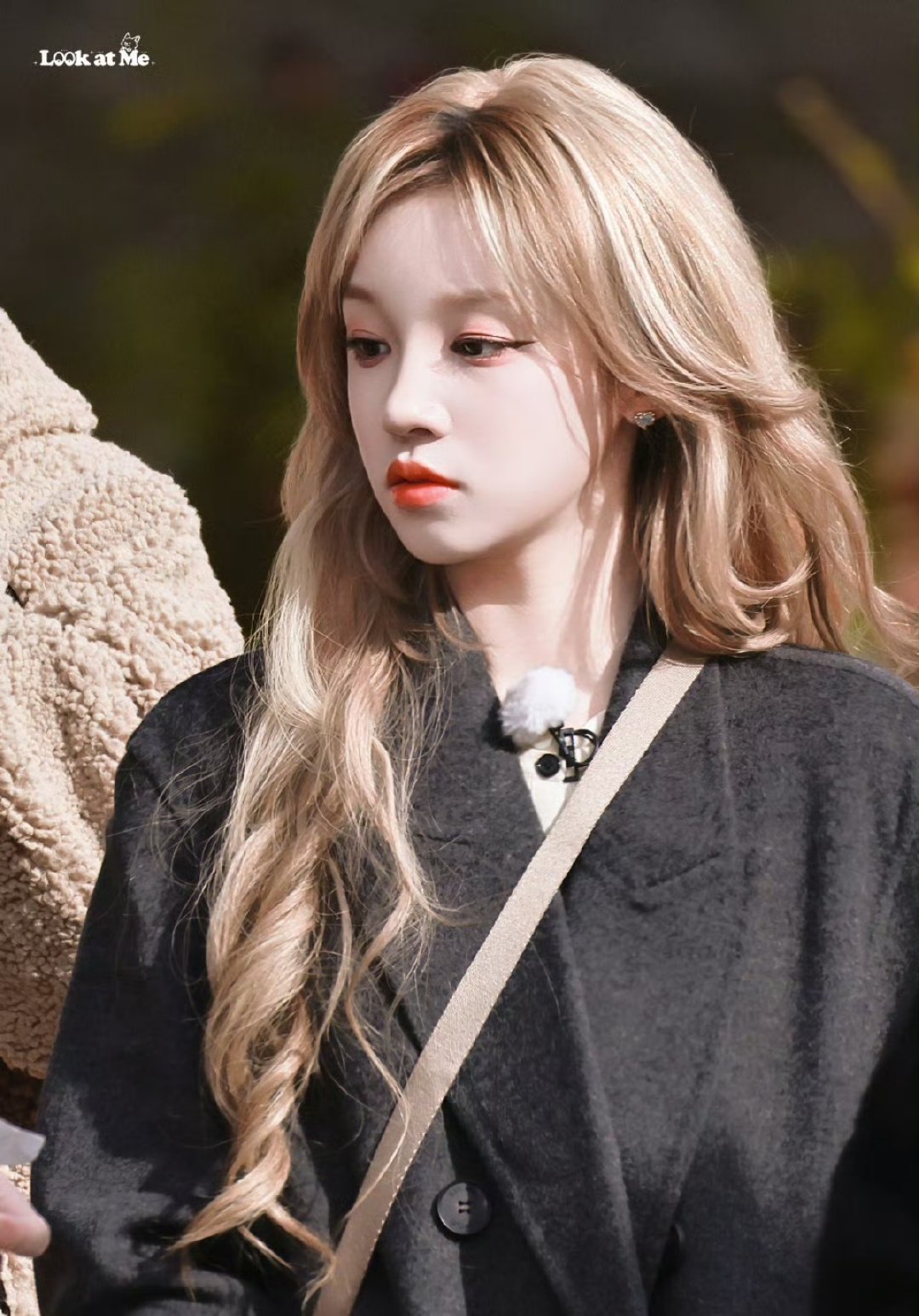 宋雨琦大衣金发知性风宋雨琦在西藏林芝参与节目录制时，以一袭灰色大衣搭配金色卷发亮