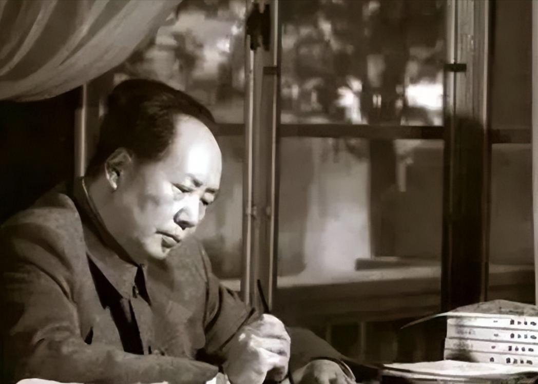 [微风]“拉出去枪毙！”毛主席一声断喝，惊得周恩来和聂荣臻连忙从沙发上站了起来，