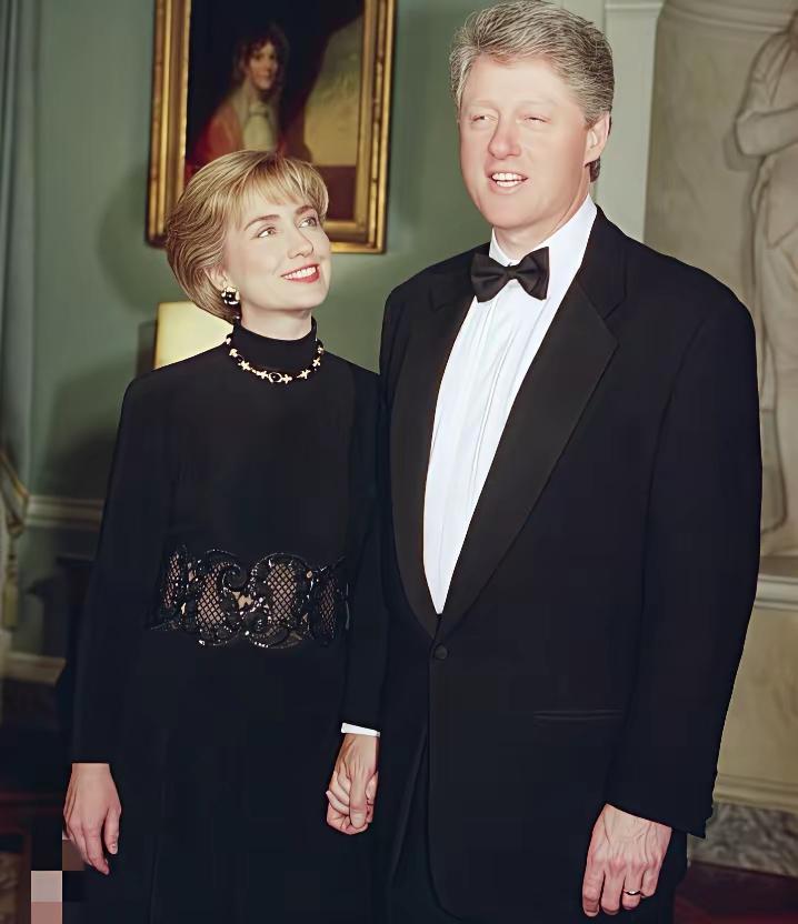 年轻时候的克林顿夫妇是令人羡慕的神仙眷侣。
     克林顿46岁时便竞选上了美