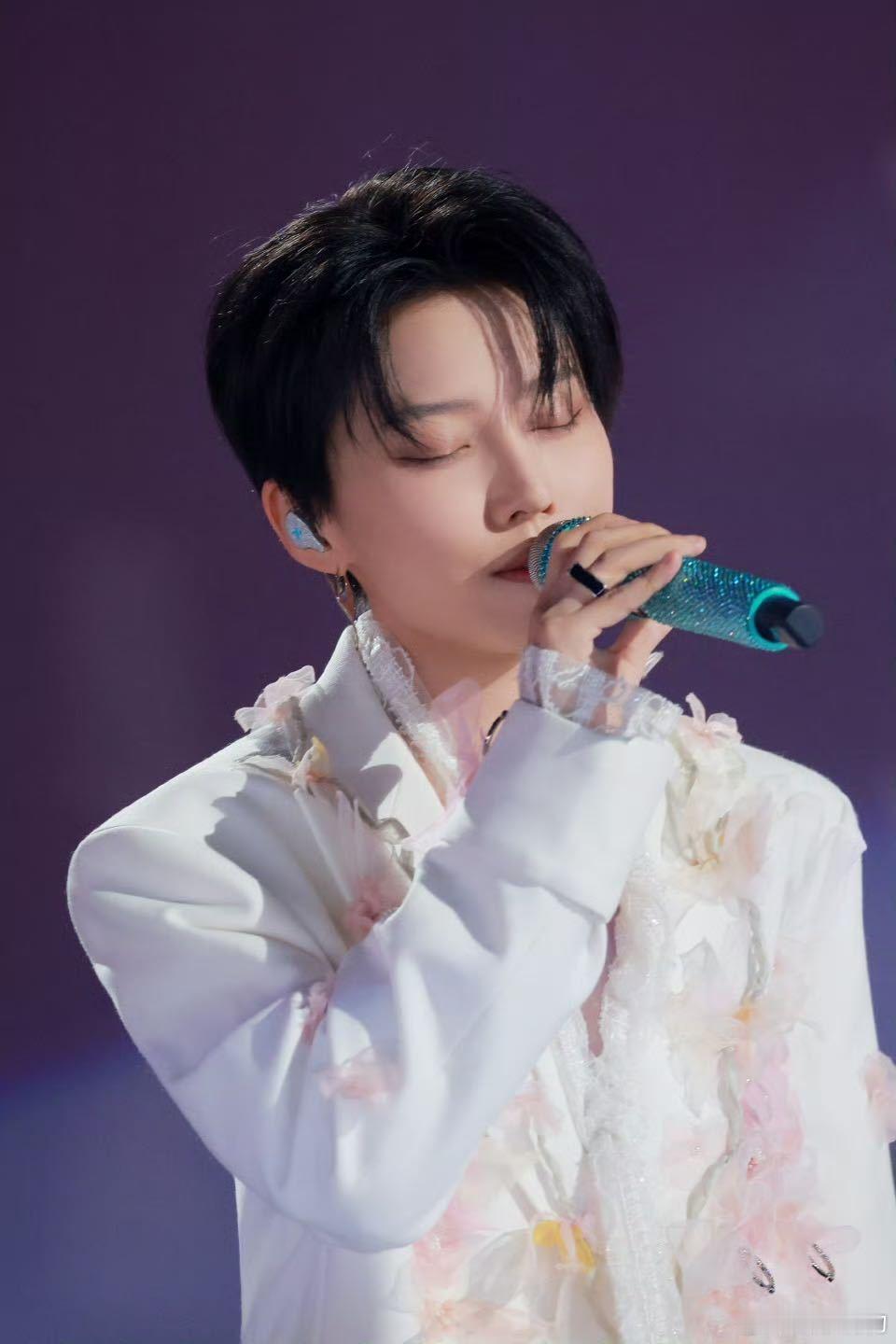 刘雨昕唱情歌的杀伤力  刘雨昕的情歌有着别样的魔力。《原来那个人》从她口中唱出，