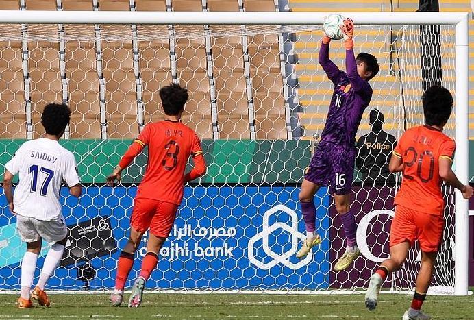 惊喜！
惊喜！
惊喜！！！
亚足联U-23亚洲杯四分之一决赛，中国队0：0战平乌