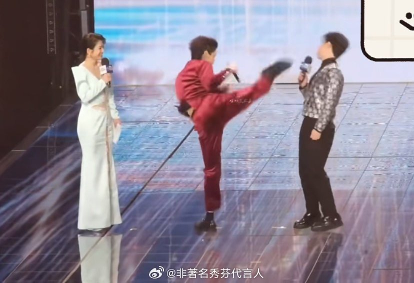 向佐向百克力道歉突然被来一脚很莫名其妙啊喂 