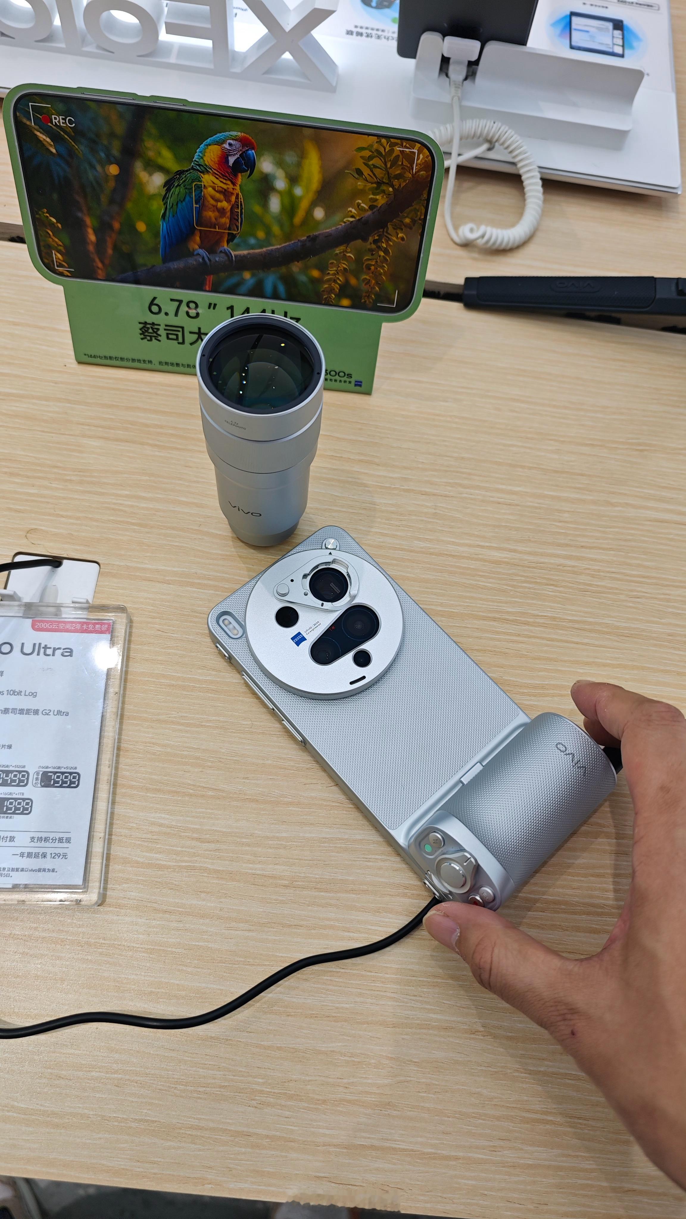 最近去试了VIVO X300 Ultra，上次遇到王杰克被他的安利感染了。直屏好