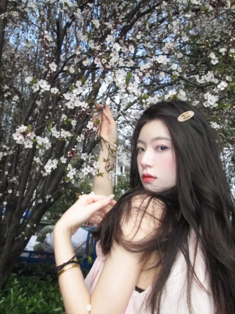 樱花树下站谁都美～