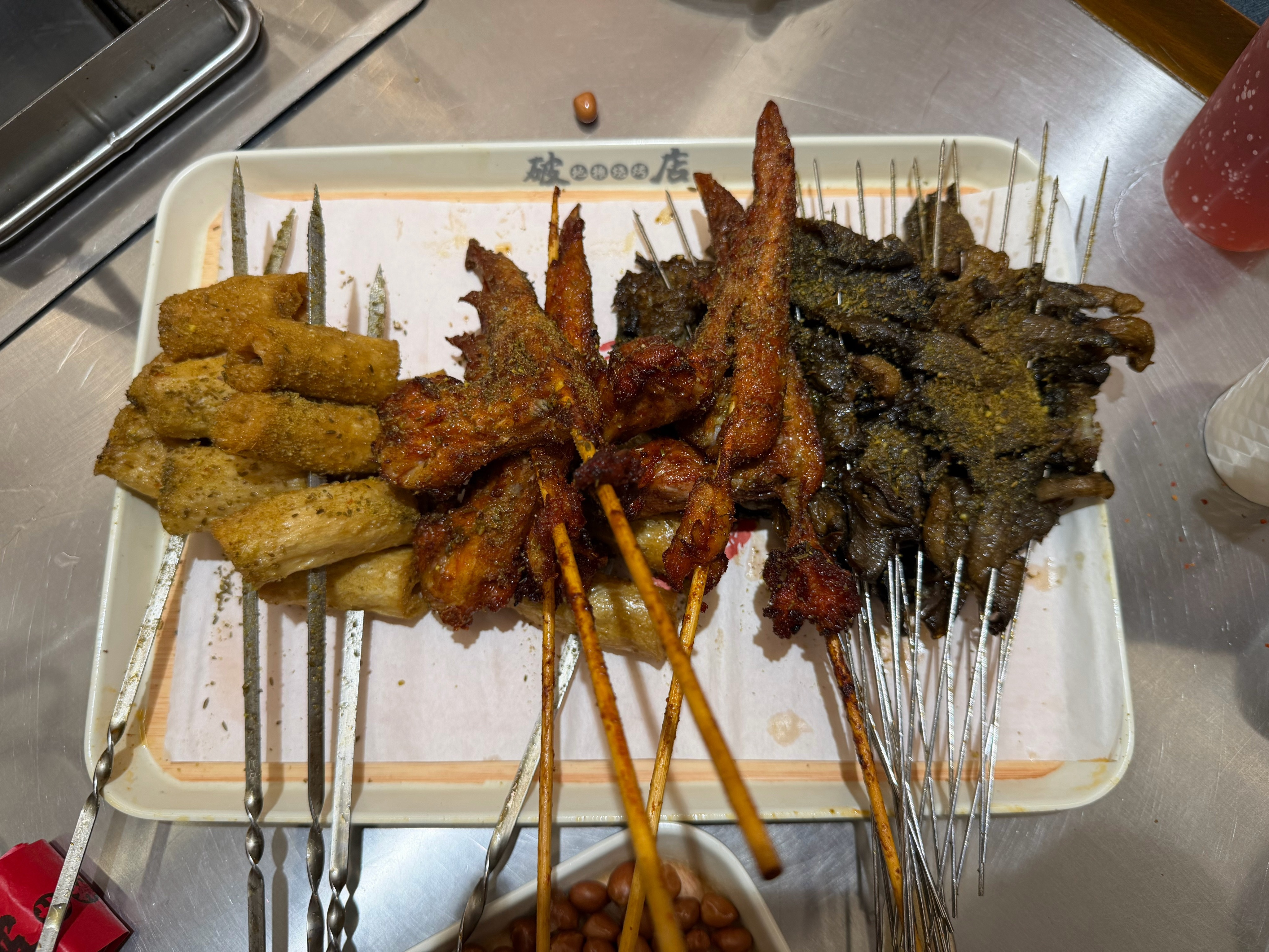 这段时间都太累，带着喝点酒，吃点烧烤。 