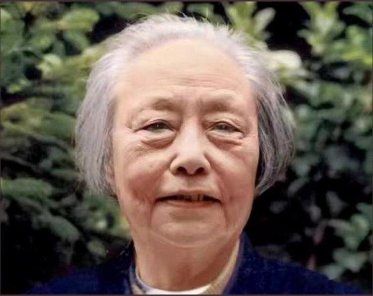1935年，19岁富家千金怀着孕走长征，被迫送走亲生儿子，53年后她另一个儿子被