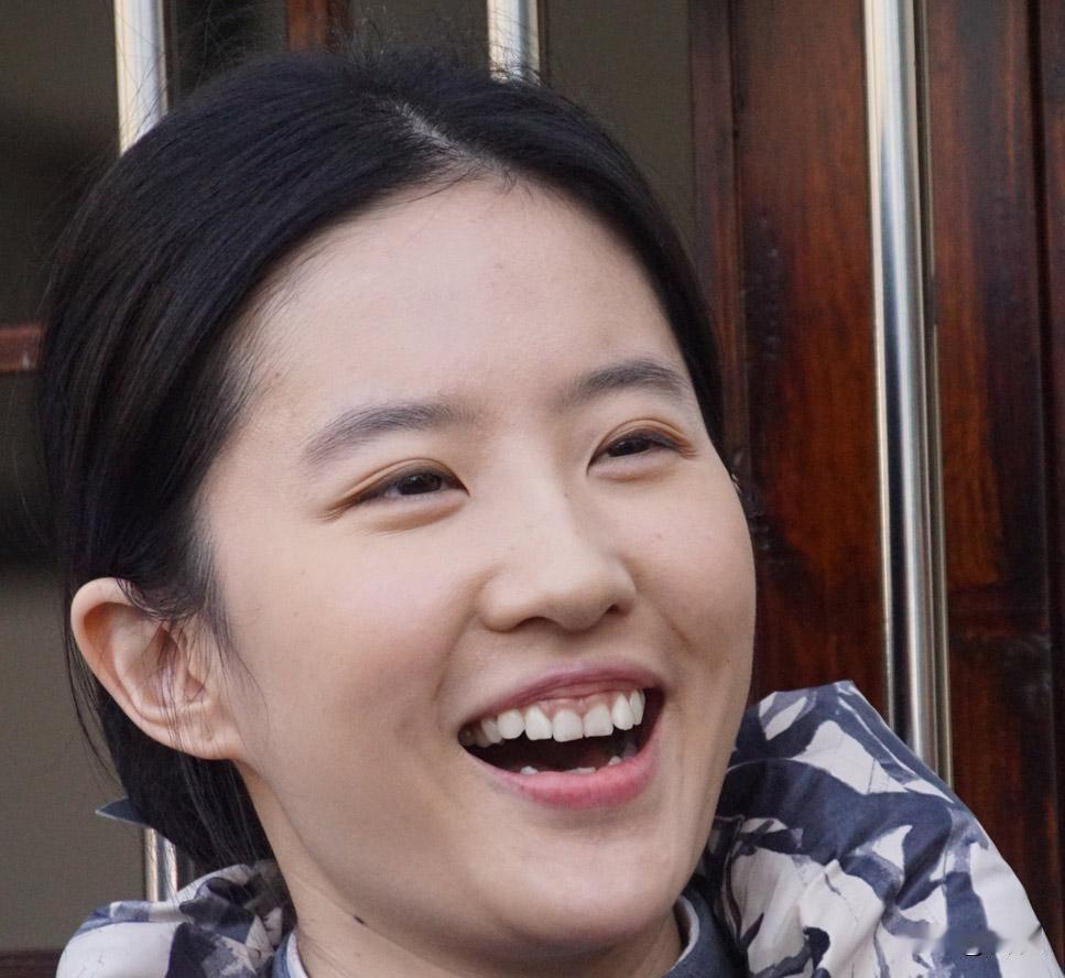 我还是觉得说刘亦菲不笑的时候比较好看刘亦菲 女神