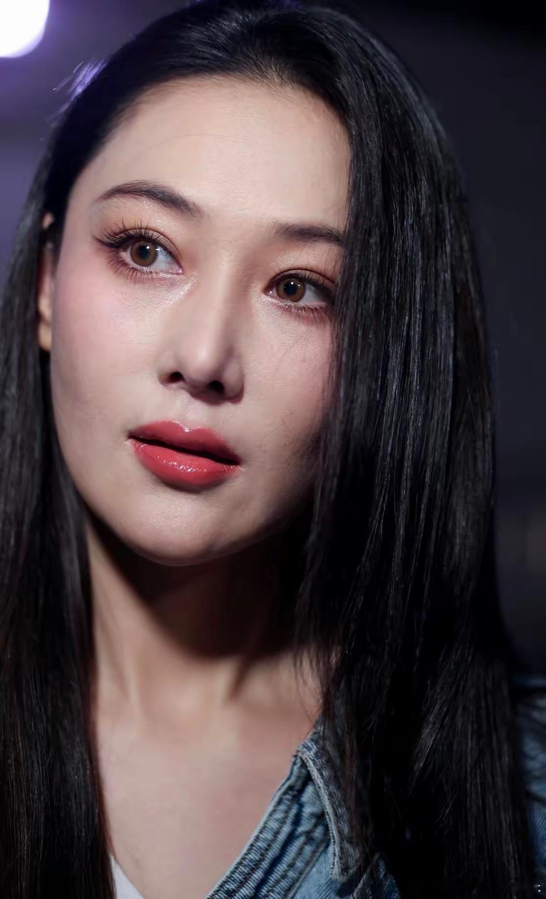 张馨予嫁给何捷之后，戏确实接得少了。很多人觉得她是事业下滑，其实她是自己选的，为