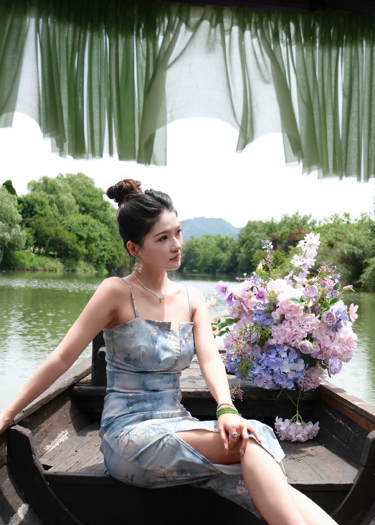 西溪湿地的浪漫，藏在慢悠悠的摇橹船里。
一叶扁舟穿行于碧水蒹葭之间，橹声轻摇，荡
