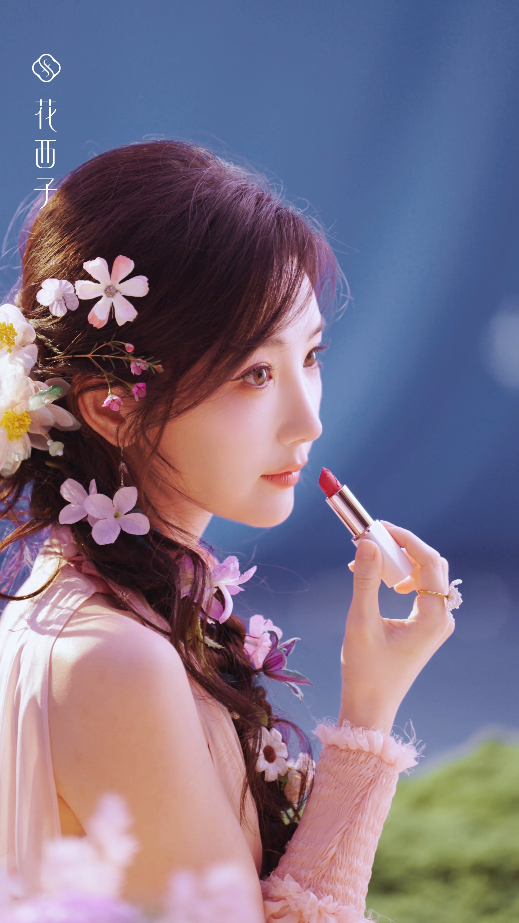 花朝佳节如约而至，比起满园春色，更让人移不开眼的是毛晓彤的百花气色妆！花西子凝练