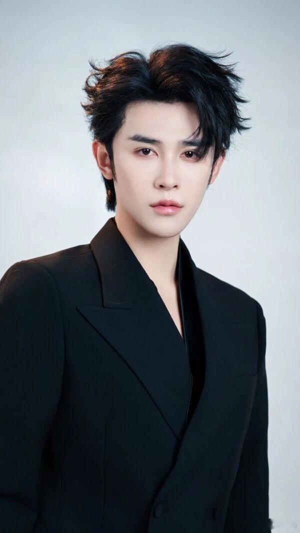 短剧演员聚会谁出片了 本来只是随手刷会儿短视频消磨时间，点开这群演员的聚餐合照直