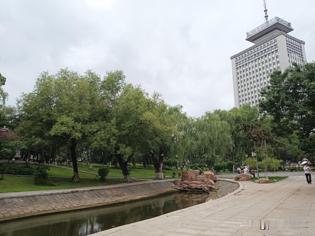 百草路
家附近有条路叫百草路，为什么叫百草路，尚不明确。
长春电视台就在这条路上