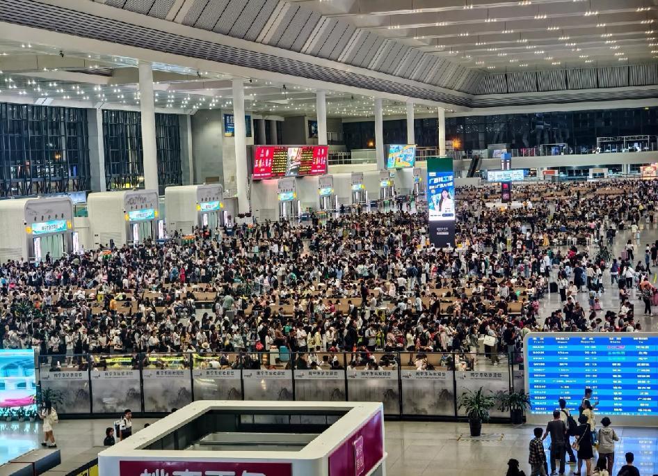 夜色南宁东 人流量爆炸

又是一年五一小长假，这一次你决定好去哪里玩了吗？
今年