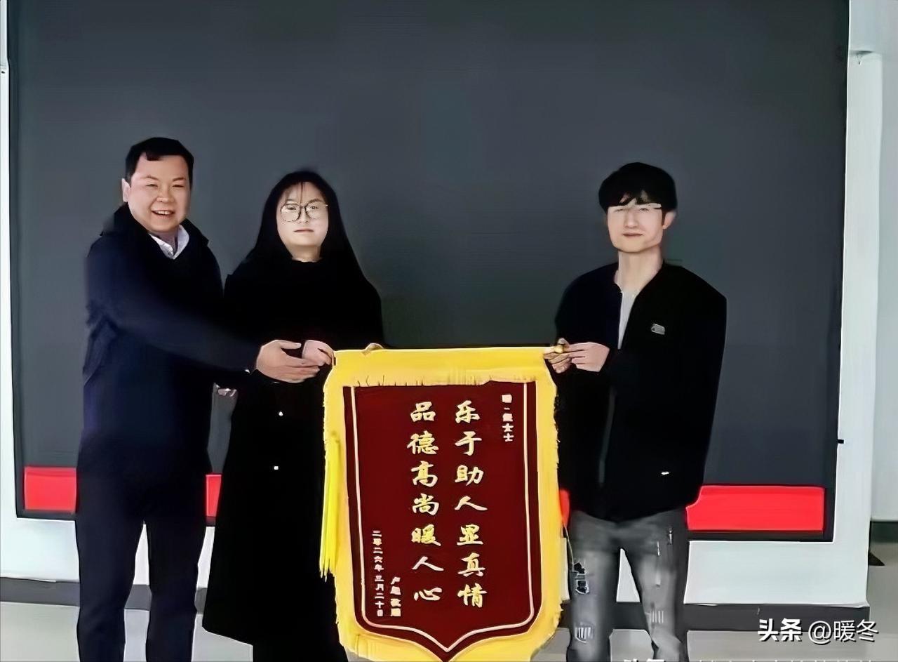 深更半夜在高速上，网约车司机突然疼得快昏过去，陌生女乘客当场接过方向盘，一脚油门