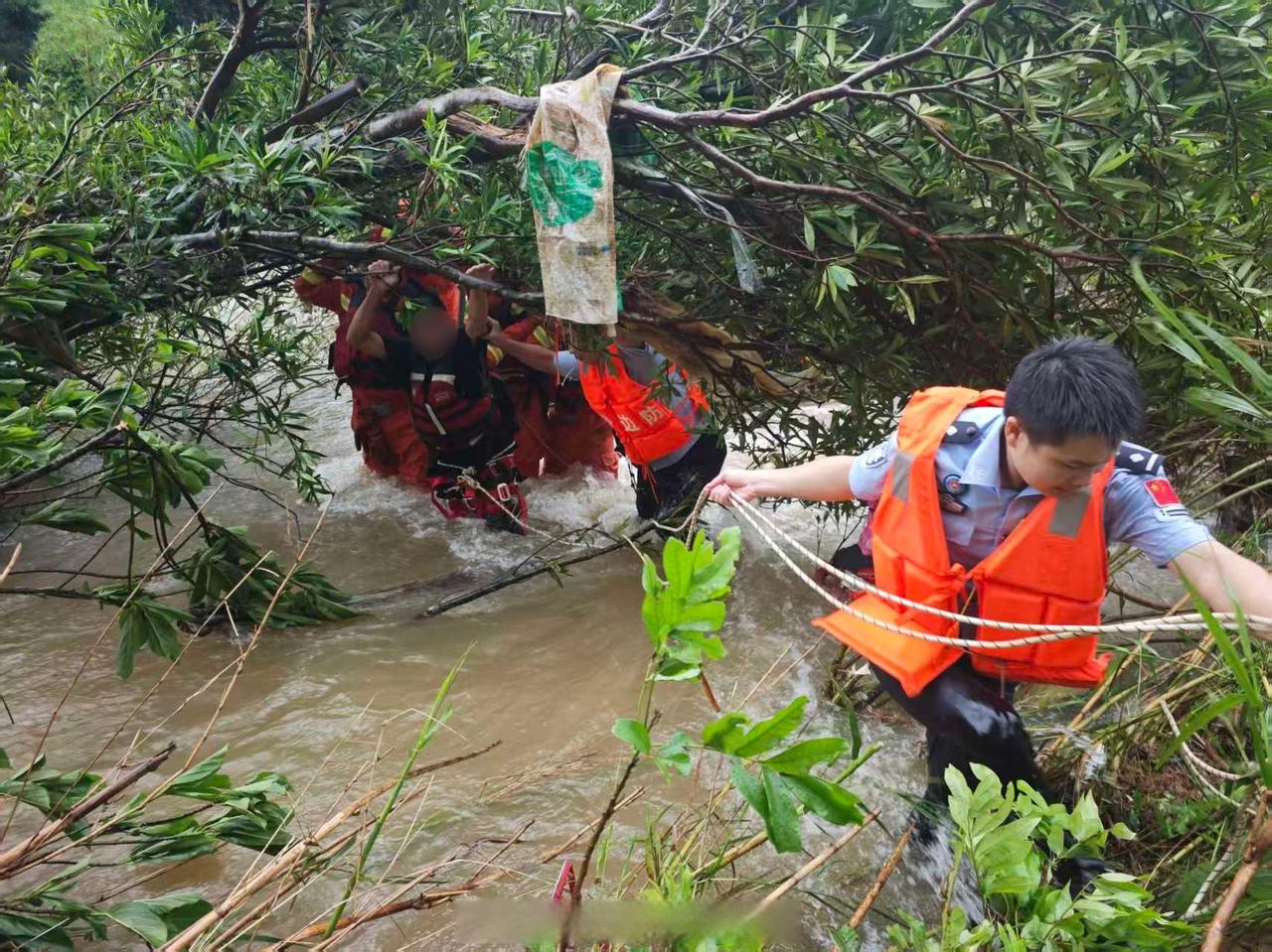 多方联动紧急救援】6月18日，广西防城港那良边境派出所接到群众报警称，辖区1名村