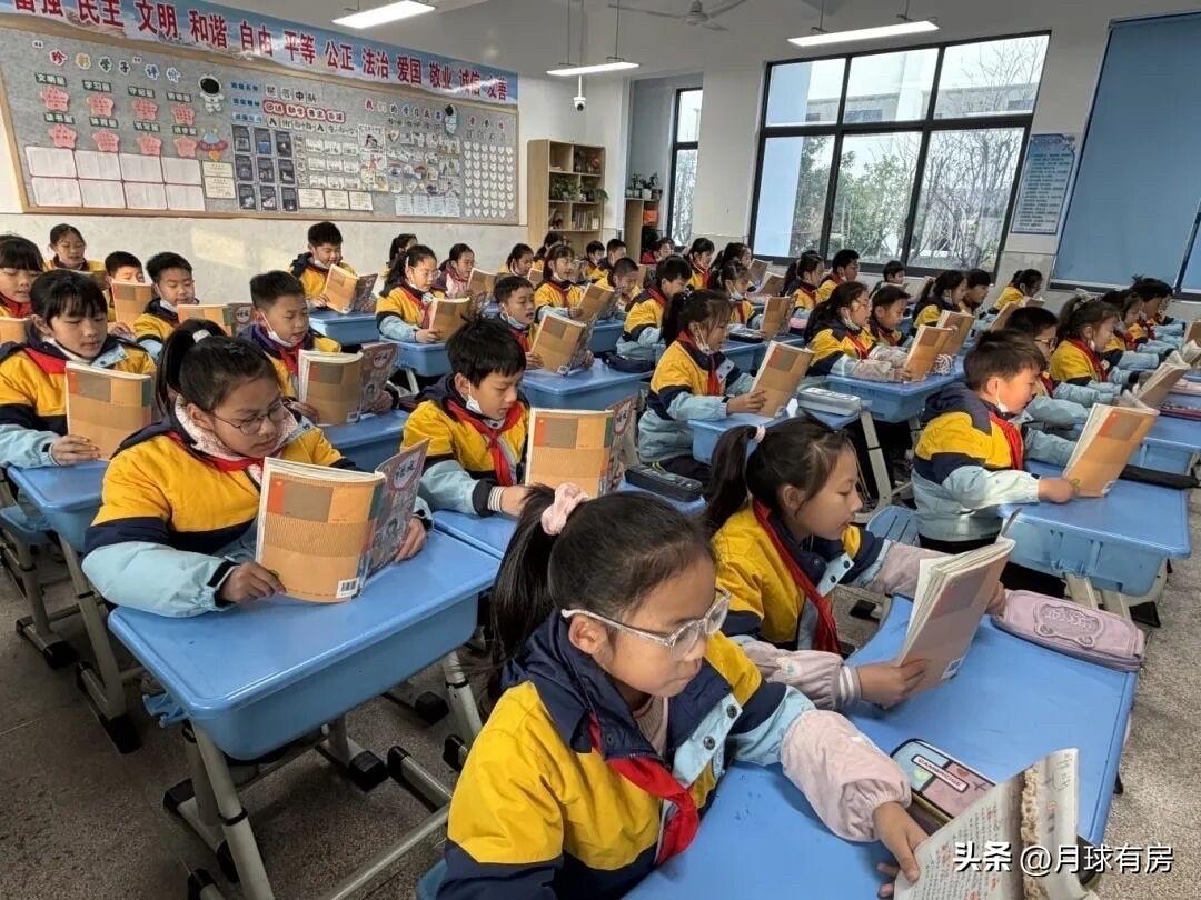 今天咱们聊一个很多家长都关心的话题：全国多地中小学开始落实睡眠令，取消早读、推迟