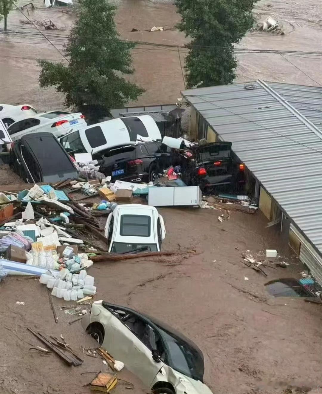 北京密云暴雨致洪灾北京下雨导致洪灾，我们这却旱的都快冒烟儿了，希望都能平平安安的