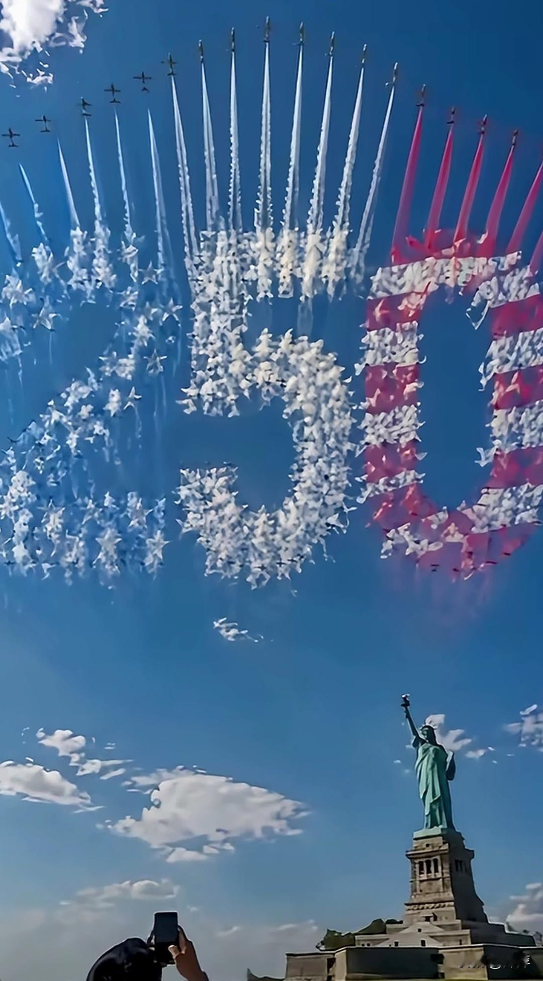 美国庆祝建国250周年，在天空用飞机整出250数字，看颜色还是美国国旗的颜色。真