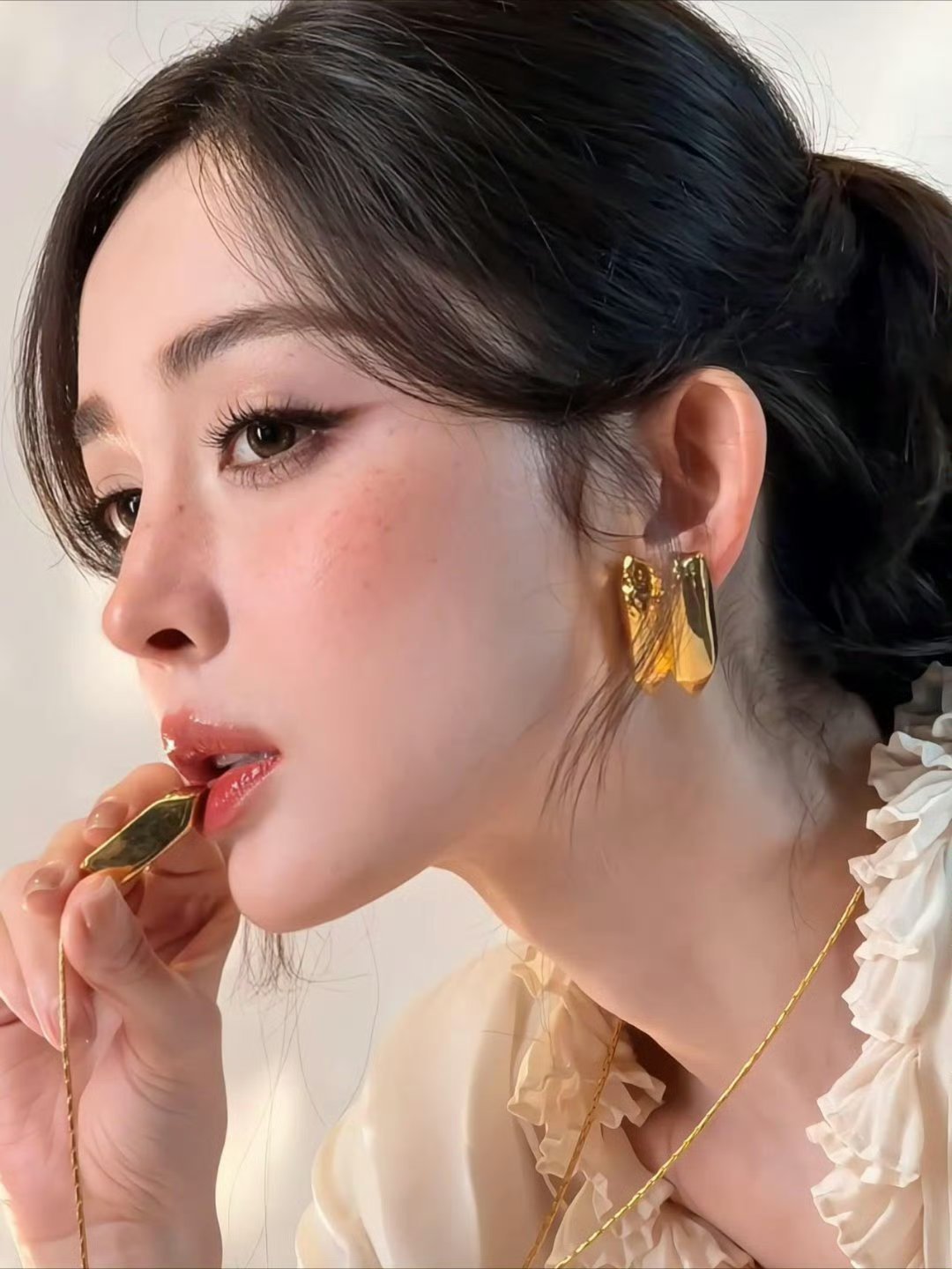 李佳琦也没逃过娜扎的古娜之夹 娜扎就这么美美萌萌得笑着又开始她的“古娜之夹”了，