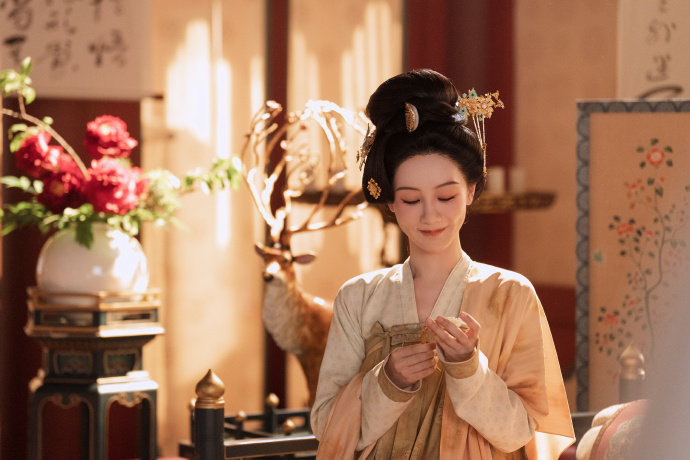 何惟芳温柔含笑自成风华 杨紫眉目如画 杨紫眉目如画，何惟芳温柔含笑自成风华，谁懂