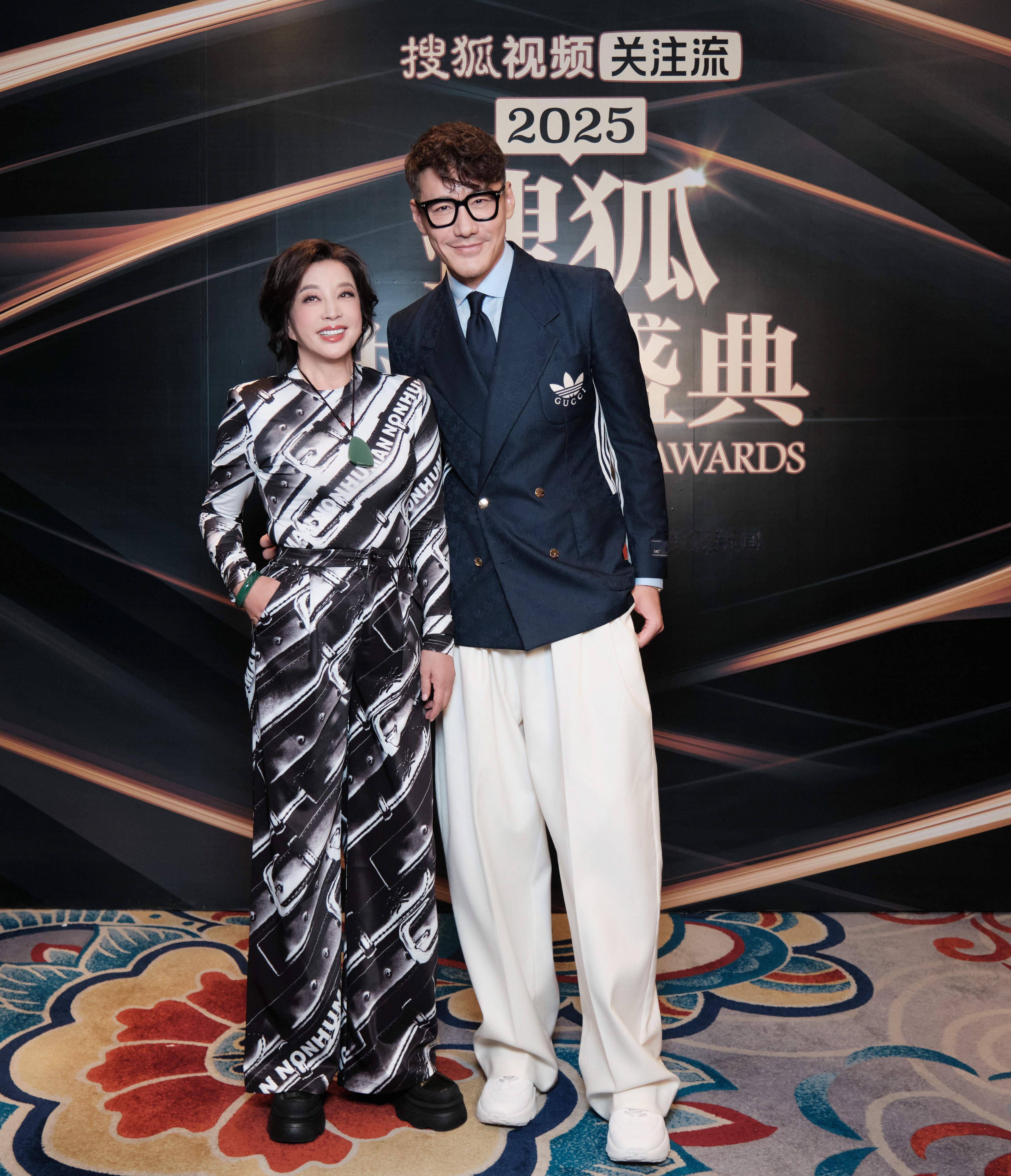 胡兵参加时尚盛典是他的舒适区来自胡兵今晚出席搜狐时尚盛典造型 ，将藏蓝色西装与运