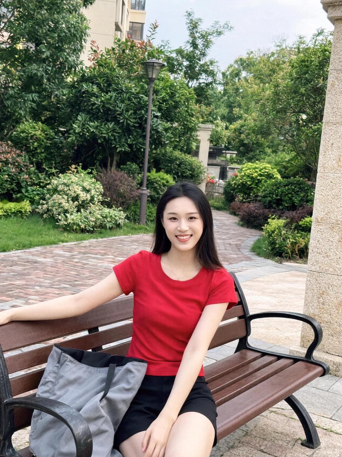 在绿意盎然的公园长椅上，阳光透过树叶洒下斑驳的光影，仿佛时间在这里放慢了脚步。红