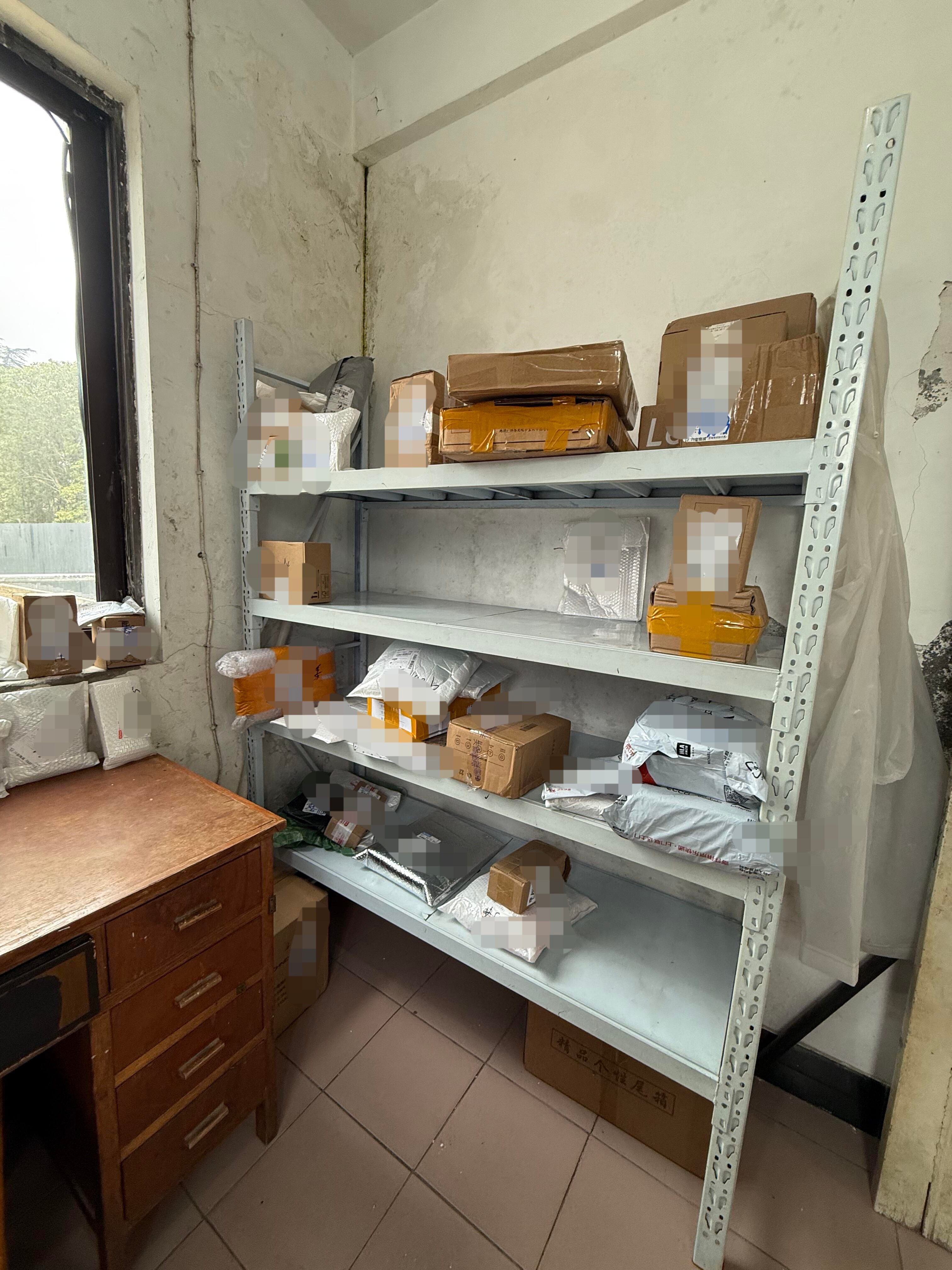 看得出来门卫大爷很热爱这份工作 