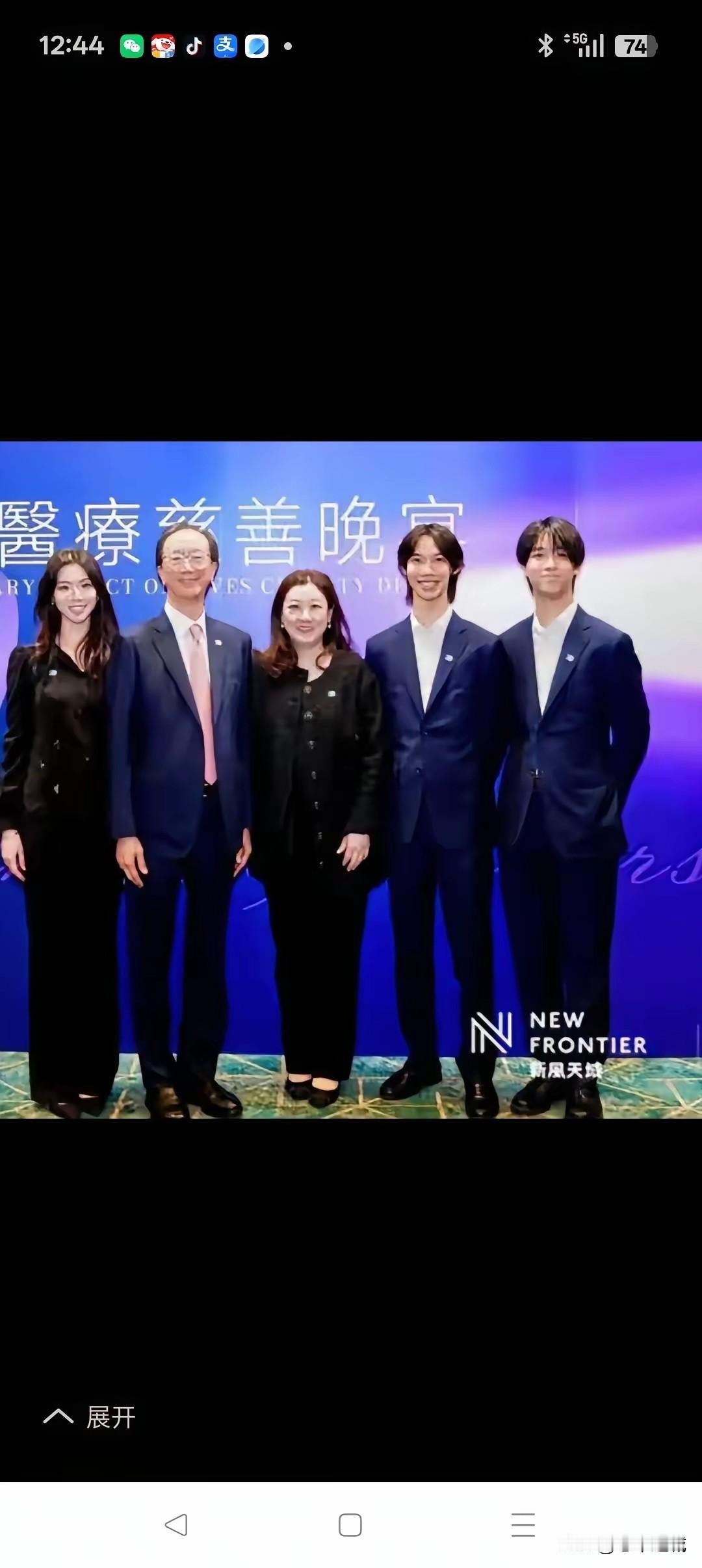 她们俩，谁才是真正的豪门贵妇？

伏明霞退役后不再抛头露面，全职家庭主妇，她老公